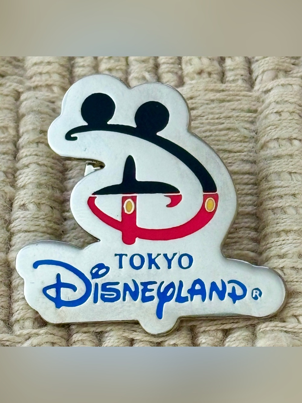 DISNEY 1997 Toyko Disneyland Mickey Mouse Letter "D" Logo Pin